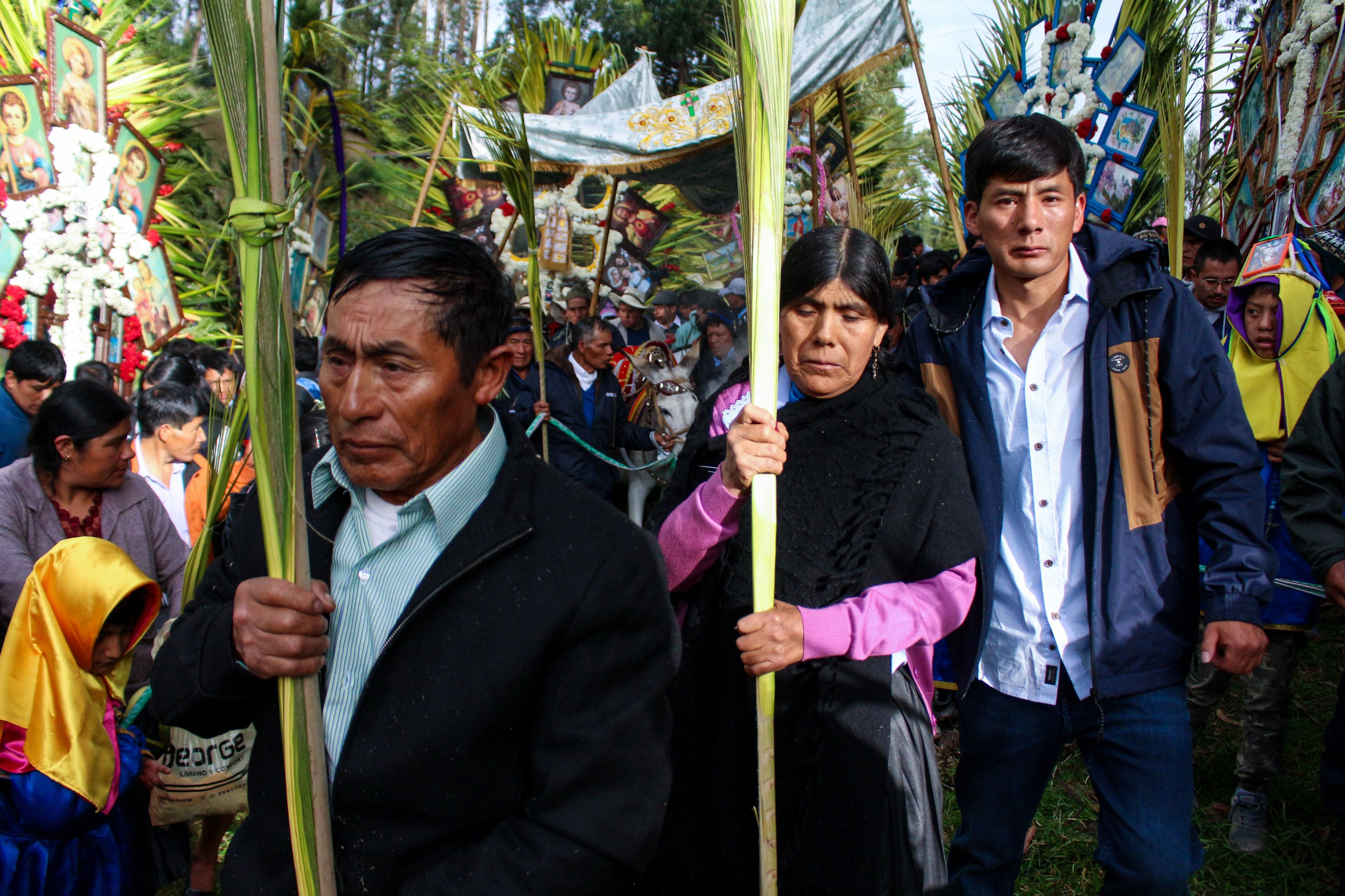 Una multitud concurrió al centro poblado de Porcón Bajo -a 14 kilómetros de la ciudad de Cajamarca- para presenciar en la parroquia de la comunidad la tradicional Fiesta de las Cruces en Domingo de Ramos.