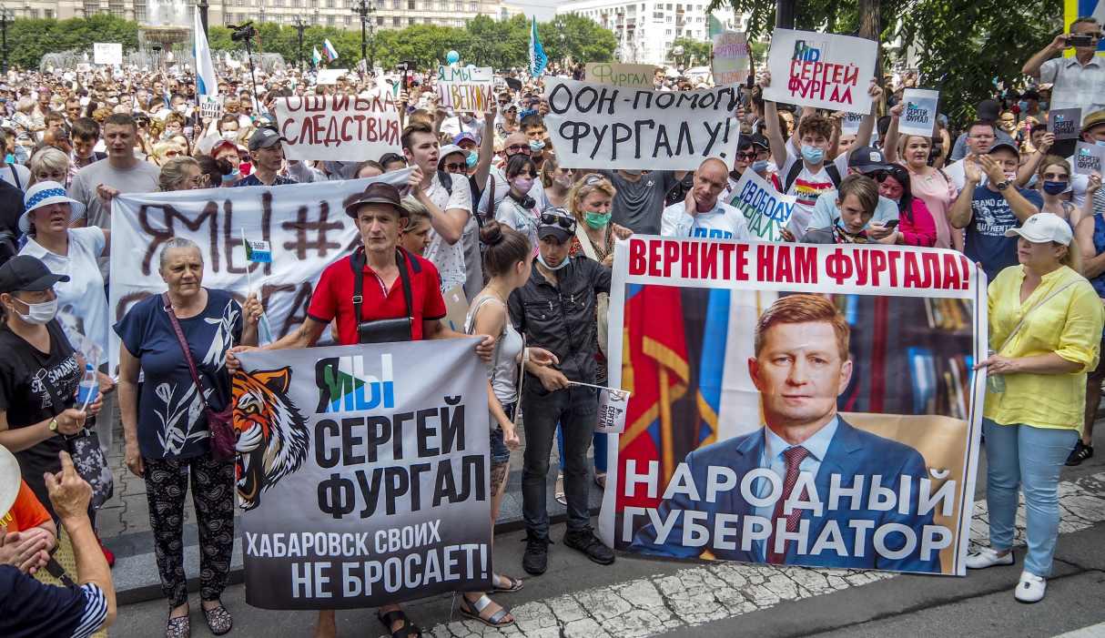 El sábado, miles de ciudadanos, entre 15.000 y 30.000 según diferentes cálculos, salieron a las calles del centro de la ciudad con pancartas en las que se leía “¡Libertad para Furgal!". (AP/Igor Volkov).