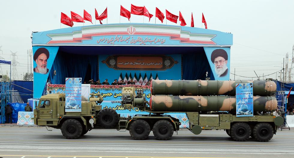Un sistema de misiles S-300 de fabricación rusa avanza frente al puesto de funcionarios durante un desfile militar que marca el Día anual del Ejército Nacional de Irán, el 18 de abril de 2019. (Foto de AFP).