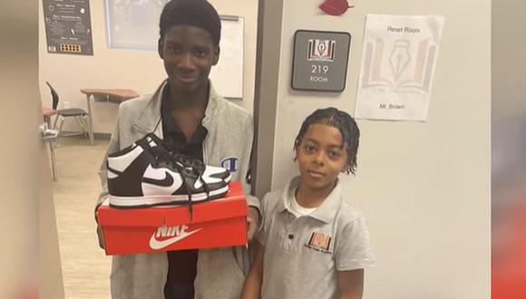 Romello "Mello" Early (derecha) sorprendió a su amigo Melvin Anderson con unas zapatillas Nike Dunks en blanco y negro que le costaron $ 135. (Foto: captura WGRZ-TV / YouTube).