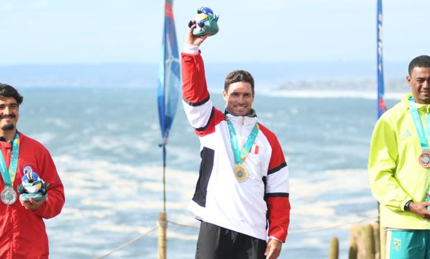 Piccolo Clemente se proclamó bicampeón panamericano de surf, modalidad longboard, en los Panamericanos Santiago 2023 | Foto: Difusión