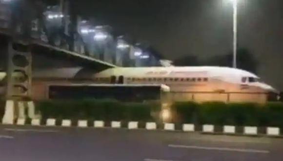 ¿Cómo llegó ahí? Avión queda atascado debajo de un puente cerca del aeropuerto (Foto: Twitter / BBC)