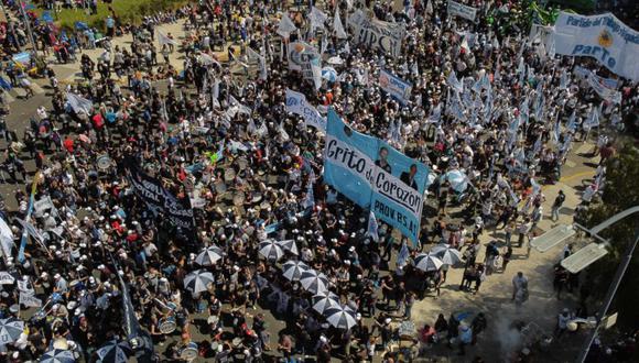 En esta vista aérea, trabajadores convocados por los sindicatos participan en un mitin para celebrar el Día de la Lealtad al Peronismo en Buenos Aires. (Foto: JUAN MABROMATA / AFP).