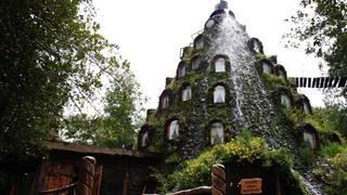 El Montaña Mágica Lodge parece estar dentro de una montaña