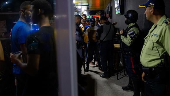 Fotografía de archivo de miembros de la Policía de Maracaibo requisando a un grupo de personas en un local comercial, el 31 de julio de 2022, en Maracaibo (Venezuela). (Foto: EFE/ Henry Chirinos ARCHIVO)