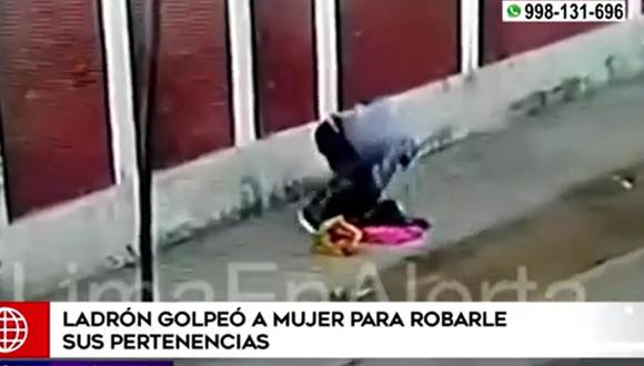Cámaras de seguridad de la Calle II, de San Juan de Lurigancho, captaron a un sujeto que agredió brutalmente a una mujer para robarle sus pertenencias. (Foto: Captura / América Noticias)
