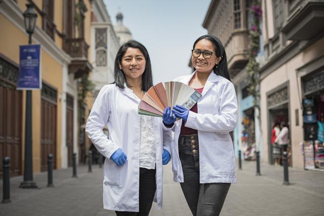Roxana Ataurima y Lady Osorio son parte del área de Cromatología de ProLima, responsables del trabajo de recuperación de colores (Foto: Joel Alonzo)