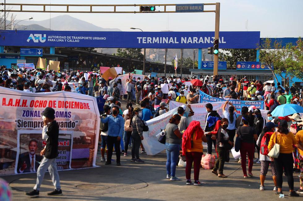 La vía exclusiva del Metropolitano a la altura del terminal Naranjal, situado en Independencia, permanece bloqueada luego que esta mañana un grupo de personas realizan una protesta en la que exigen la ejecución de un proyecto de agua potable, al señalar que no cuentan con el recurso hídrico. (Foto: Hugo Curotto / @photo.gec)