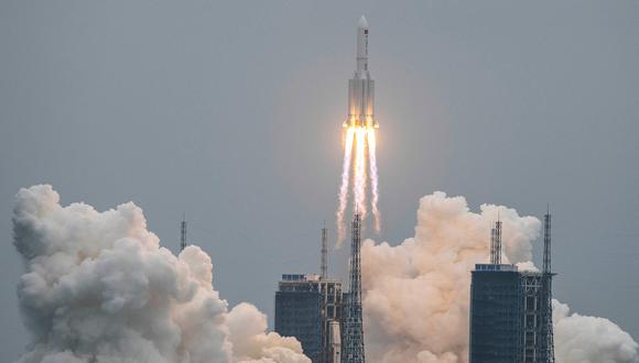 El cohete Larga Marcha 5B puso en órbita la primera fase de la estación china. (Foto: STR / AFP)