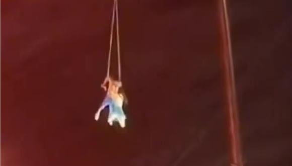 China: conmoción por la muerte de una trapecista tras caer al vacío durante un show en vivo. (Captura de video).