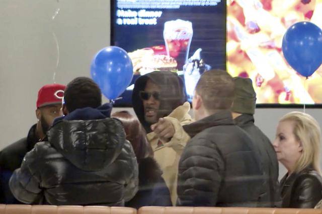 R. Kelly firmó autógrafos y saludó a un fan que gritó "¡te amo!" cuando se detuvo en un McDonald’s de Chicago tras pagar una fianza para quedar libre mientras se realiza su juicio por abuso sexual.