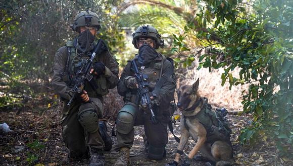 Soldados y un perro durante una operación militar en la Franja de Gaza en medio de las batallas en curso entre Israel y el grupo militante palestino Hamás. (Foto del Ejército israelí / AFP)