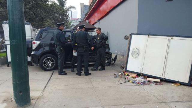 San Isidro: camioneta chocó contra kiosko y local de fast food - 5