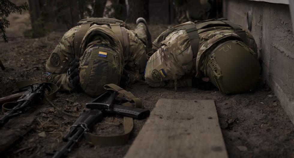 Soldados ucranianos se protegen del fuego de artillería en Irpin, en las afueras de Kiev, Ucrania, el domingo 13 de marzo de 2022. (Foto AP/Felipe Dana).