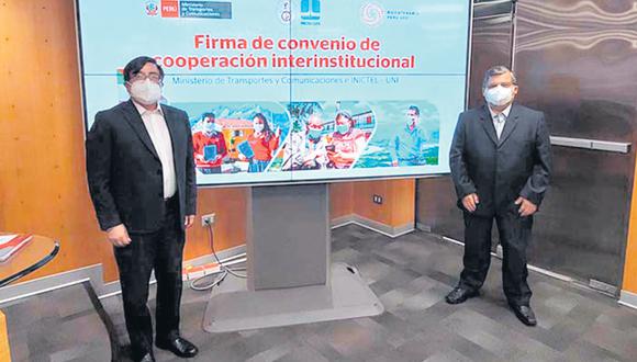 El viceministro Carlos Sotelo (izquierda) y el director ejecutivo de Inictel-UNI, Daniel Díaz, suscribieron el acuerdo el viernes 17 último. Díaz es jefe de la cónyuge de Sotelo. (Foto: Inictel-UNI)
