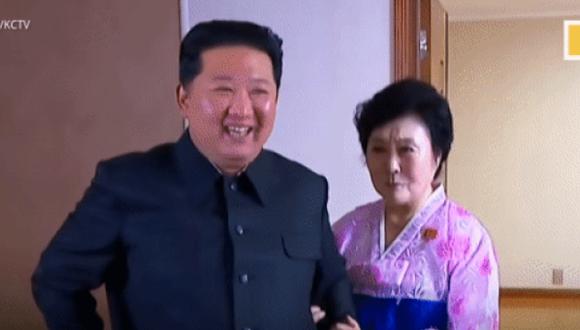Kim Jong-un, junto a la presentadora en su nuevo departamento.