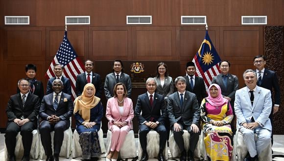 El presidente del Dewan Rakyat de Malasia, Azhar Azizan Harun, posa con la presidenta de la Cámara de Representantes de EE.UU., Nancy Pelosi, y funcionarios antes de una reunión en la Casa del Parlamento en Kuala Lumpur. (Foto: NAZRI RAPAAI / MALAYSIA DEPARTMENT OF INFORMATION)
