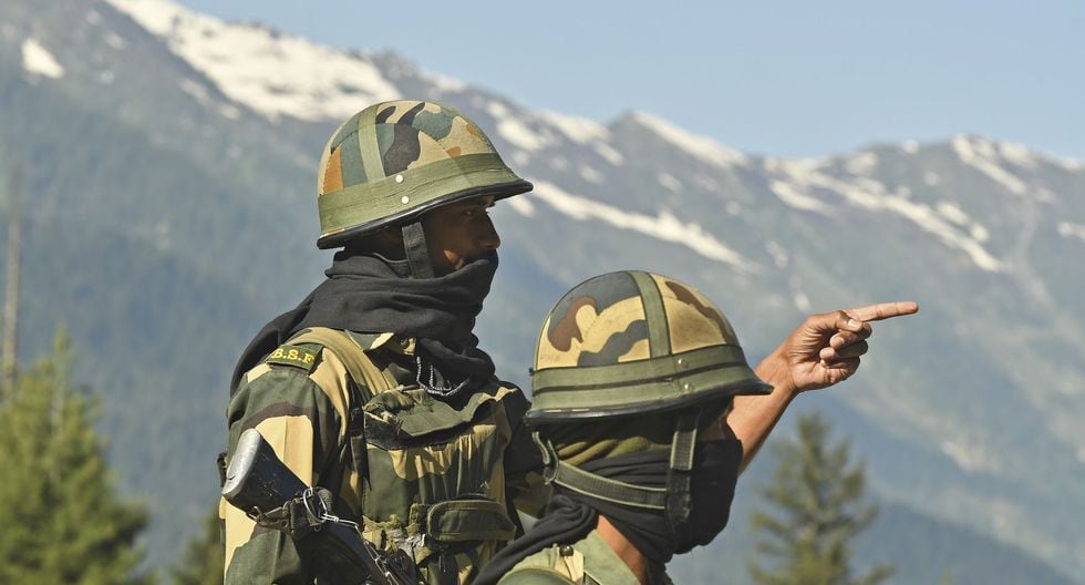 Soldados de la Fuerza de Seguridad Fronteriza de la India (BSF) vigilan una carretera que conduce hacia Leh, en la frontera con China. (Foto por Tauseef MUSTAFA / AFP).