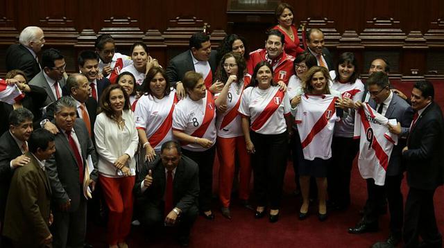 Durante el debate en el pleno del Congreso, se pudo ver a los parlamentarios con sus prendas rojas, algunos incluso con camisetas de la selección peruana. (Anthony Niño de Guzmán / El Comercio)