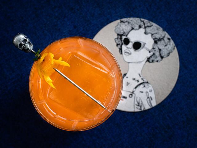 Coctel Brave Heart, a base de whisky, mezcal, tumbo, limón tahití y Aperol.