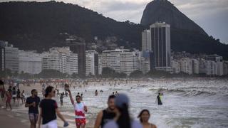 Río de Janeiro reabre sus playas mientras la pandemia de coronavirus da tímida señal de desaceleración