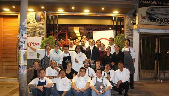 Acompañados de María Zúñiga y Pedro Miguel Schiaffino, este grupo de jóvenes cocineros celebró el sábado último la cena Sisay Cusco, para reunir fondos para el Encuentro Nacional de Jóvenes Agricultores, que se postergó hasta el próximo mes. Slow Food Perú anunciará en breve la fecha exacta.