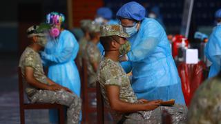 Miembros de la Policía Nacional y Fuerzas Armadas reciben la primera dosis contra el coronavirus