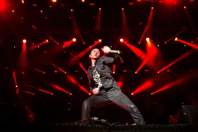 Chester Bennington de Linkin Park durante un concierto en Las Vegas, en mayo del 2015. Fans del músico lo conmemoraron en el tercer aniversario de su muerte. (Foto: Christopher Polk/AFP)
