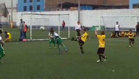 Mira el golazo de media cancha del hijo de Jefferson Farfán