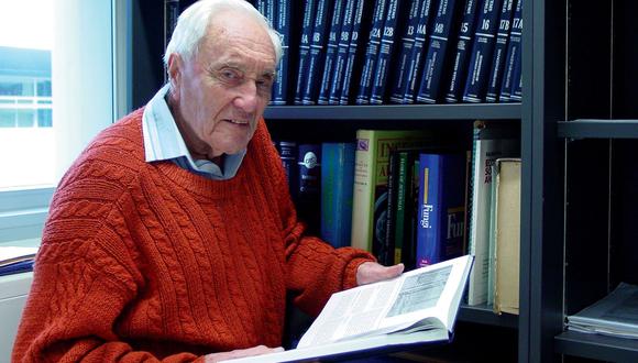 El científico australiano David Goodall, de 104 años, viajará a Suiza para que le apliquen la eutanasia. (AFP).