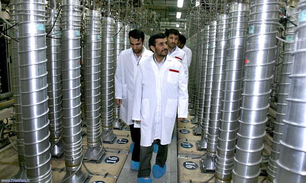 En esta imagen del 8 de abril del 2008 aparece el entonces presidente de Irán Mahmud Ahmadineyad en el centro de enriquecimiento de uranio de Natanz. (AP).