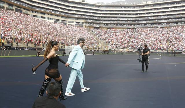 Anitta y Fito Páez ingresan al gramado del Estadio Monumental. (Foto: El Comercio / Violeta Ayasta)