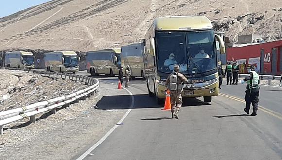 El traslado se realizó en seis buses cuyo costo fue financiado con recursos asignados al Gobierno Regional de Tacna. (Foto: Ernesto Suárez)