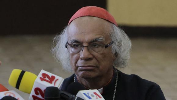 El cardenal nicaragüense Leopoldo Brenes (derecha) da una conferencia de prensa en Managua. (Foto: Archivo/INTI OCON / AFP).
