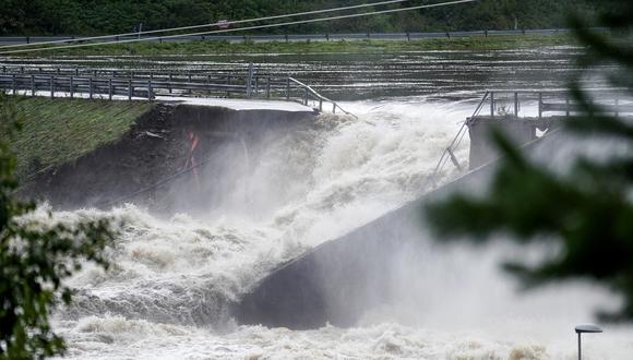 El agua fluye después de que la represa se rompiera en la central eléctrica de Braskereidfoss, Noruega, hacia el río Glomma, el 9 de agosto de 2023. (Foto de Cornelius Poppe / NTB / AFP)