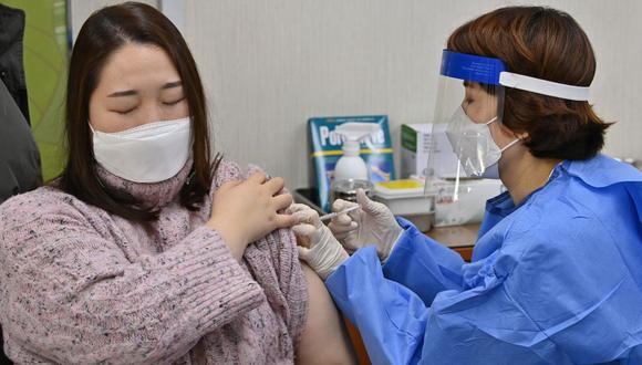 Corea del Sur registra máximo de casos de coronavirus en tres meses y retrasa vacunaciones con AstraZeneca. (Foto: JUNG YEON-JE / POOL / AFP).