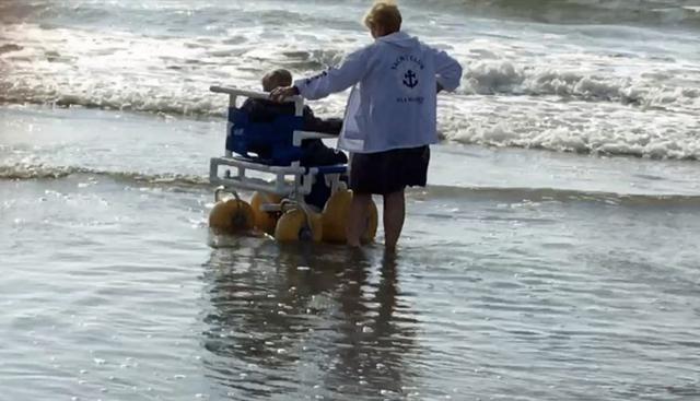 Enid Marie Weide de 90 años vio el mar por primera vez en su vida. (Facebook|Jeanne Macisco)