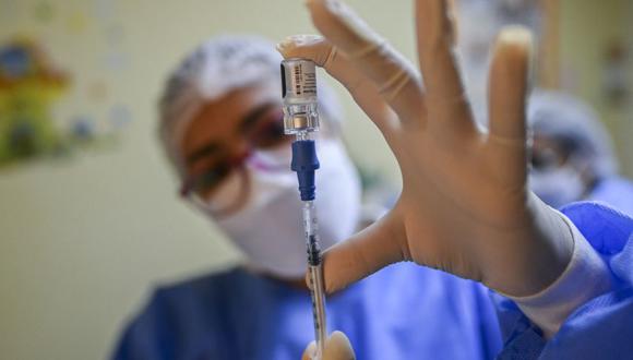 Una enfermera prepara una dosis de la vacuna Pfizer-BioNTech contra COVID-19 en medio de la pandemia del nuevo coronavirus, en Isla Taboga, Panamá. (Foto: Luis ACOSTA / AFP)