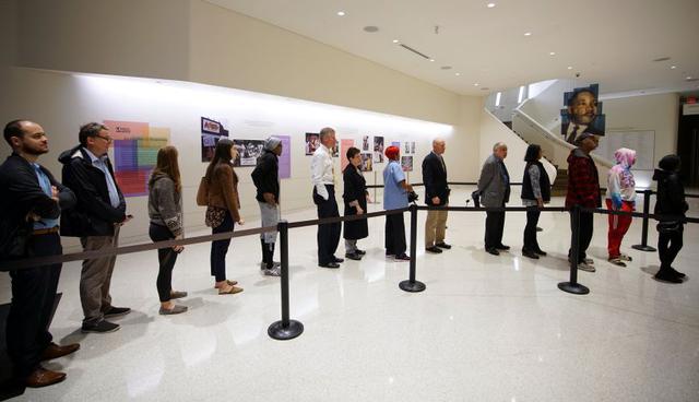 Los votantes esperan dentro del Centro para los Derechos Civiles y Humanos, en Atlanta, Georgia. (Foto: Reuters)