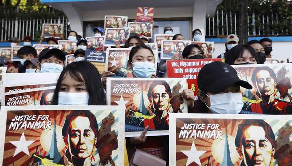 Los manifestantes sostienen pancartas pidiendo la liberación de la Consejera de Estado de Myanmar Aung San Suu Kyi. (EFE / EPA / NYEIN CHAN NAING).