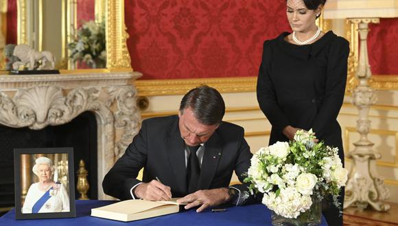 El presidente brasileño Jair Bolsonaro y la primera dama Michelle de Paula Bolsonaro firman un libro de condolencias en Lancaster House en Londres el 18 de septiembre de 2022 tras la muerte de la reina Isabel II el 8 de septiembre. (Foto de Jonathan HORDLE / AFP)