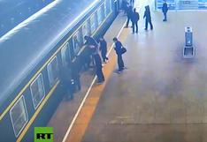 YouTube: aterrador momento en que niña cae a las vías de un tren
