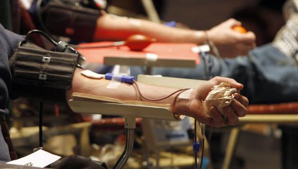 EE.UU. flexibiliza restricciones a donaciones gay de sangre