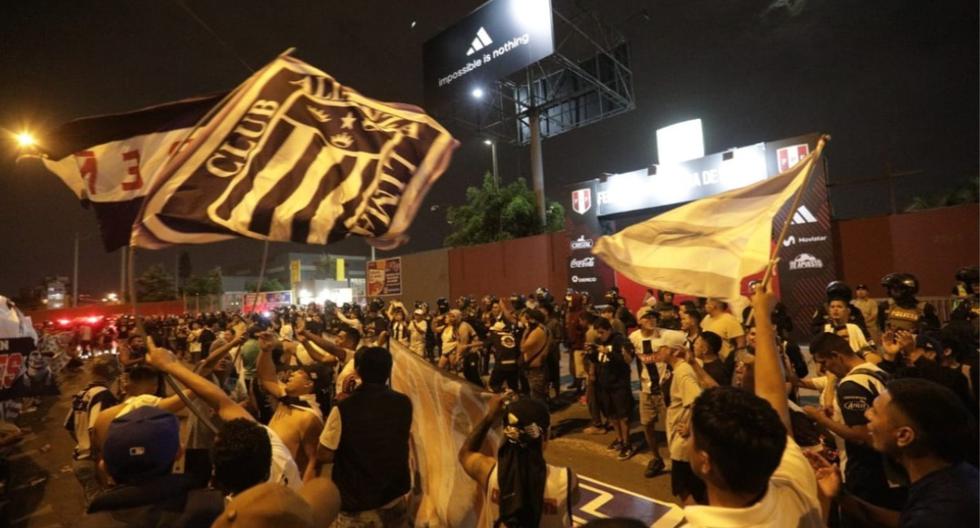 Hinchas de Alianza Lima fueron este lunes por la noche a la Videna para pedir la renuncia de Agustín Lozano. (Foto: GEC)