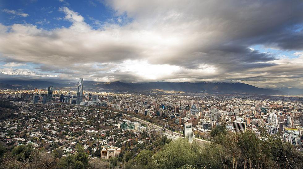 Con la posici&oacute;n 28 de la lista general, Santiago (Chile) se ubica como la ciudad m&aacute;s segura de Am&eacute;rica Latina, seg&uacute;n r&aacute;nking elaborado por The Economist este a&ntilde;o. Con una poblaci&oacute;n que supera los 6,3 millo