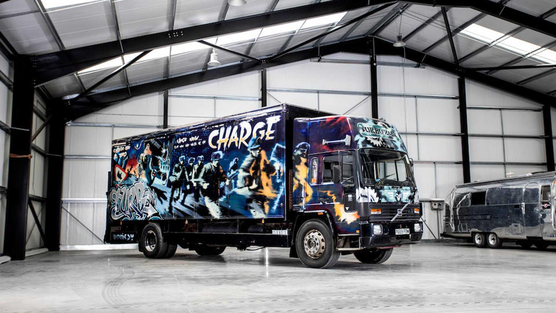 Banksy tardó dos semanas en trabajar sobre la estructura de este Volvo FL6. El artista aún no gozaba de una gran fama mundial. (Fotos: Bonhams).