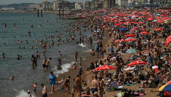 Bañistas en Brighton, sur de Inglaterra, el 17 de julio de 2022.  La ola de calor viene presentando temperaturas inusuales en el Reino Unido. Foto: Daniel LEAL / AFP