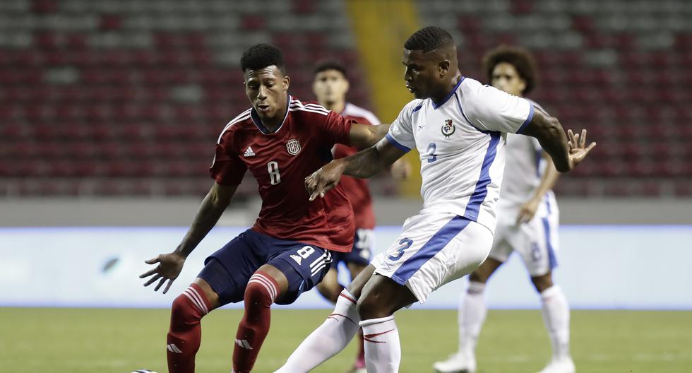 AMDEP395. SAN JOSÉ (COSTA RICA), 28/03/2023.- Josimar Alcócer (i) de Costa Rica disputa un balón con Harold Cummings de Panamá hoy, en un partido de la Liga de Naciones de la Concacaf en el estadio Nacional en San José (Costa Rica). EFE/Jeffrey Arguedas
