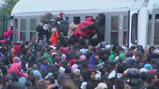 Frontera serbo-croata: migrantes suben así a trenes [VIDEO]