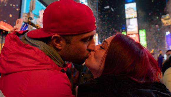 Te contamos desde cuándo y porqué se conmemora el Día Internacional del Beso, y cuáles son los mensajes, frases y canciones que puedes dedicar y enviar este 13 de abril de 2023. (Foto: Getty Images)